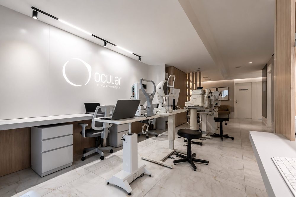 Sala de exames com aparelhos de diagnóstico da clínica